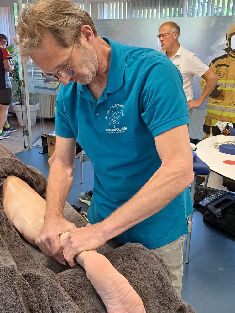 Gert van Putten masseert tijdens de Roparun