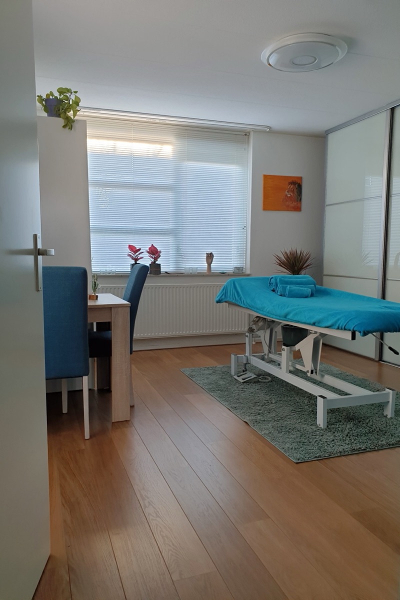 De behandelruimte met massagetafel